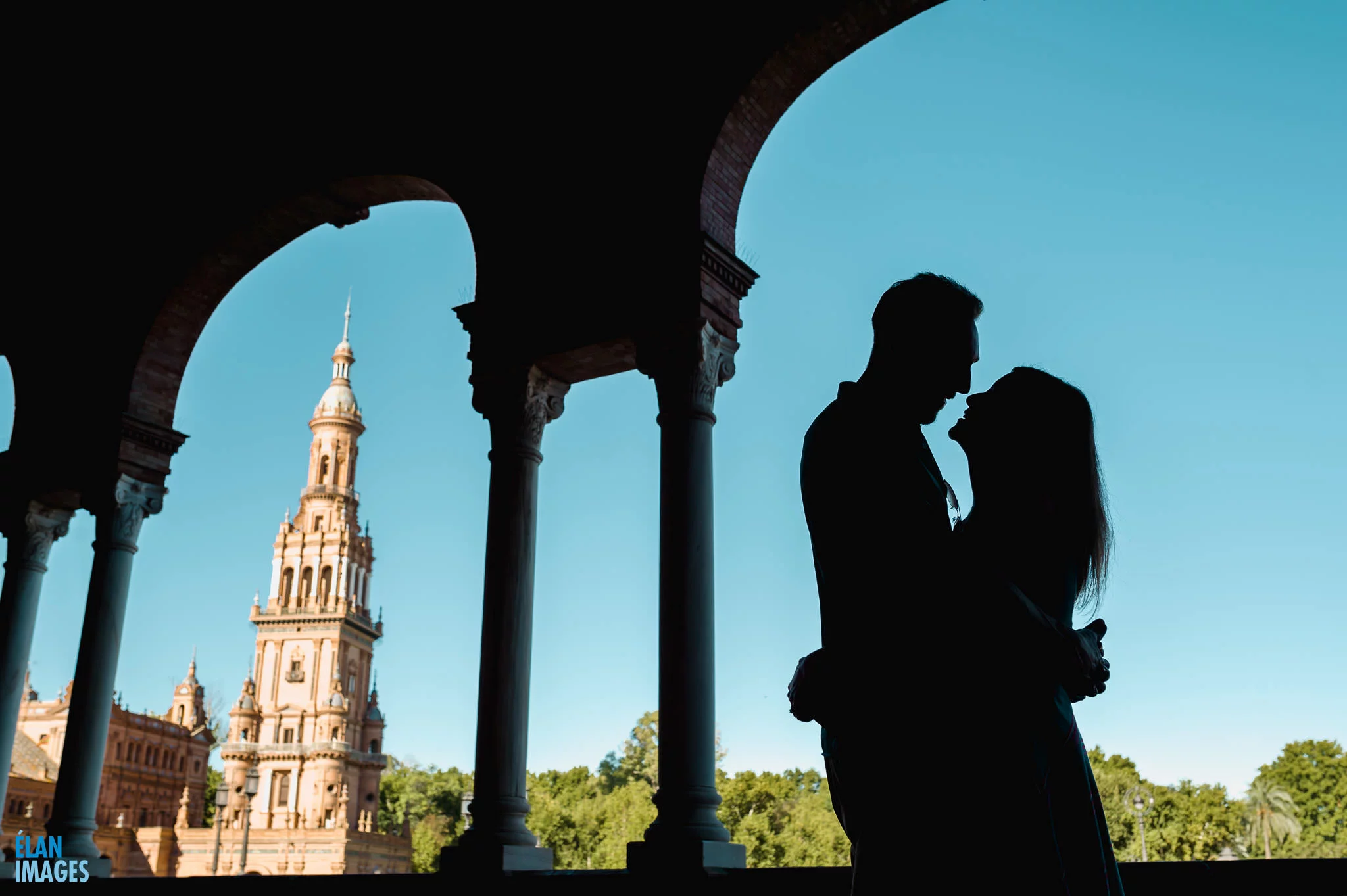 Engagement photos at the Plaza de Espania, Seville