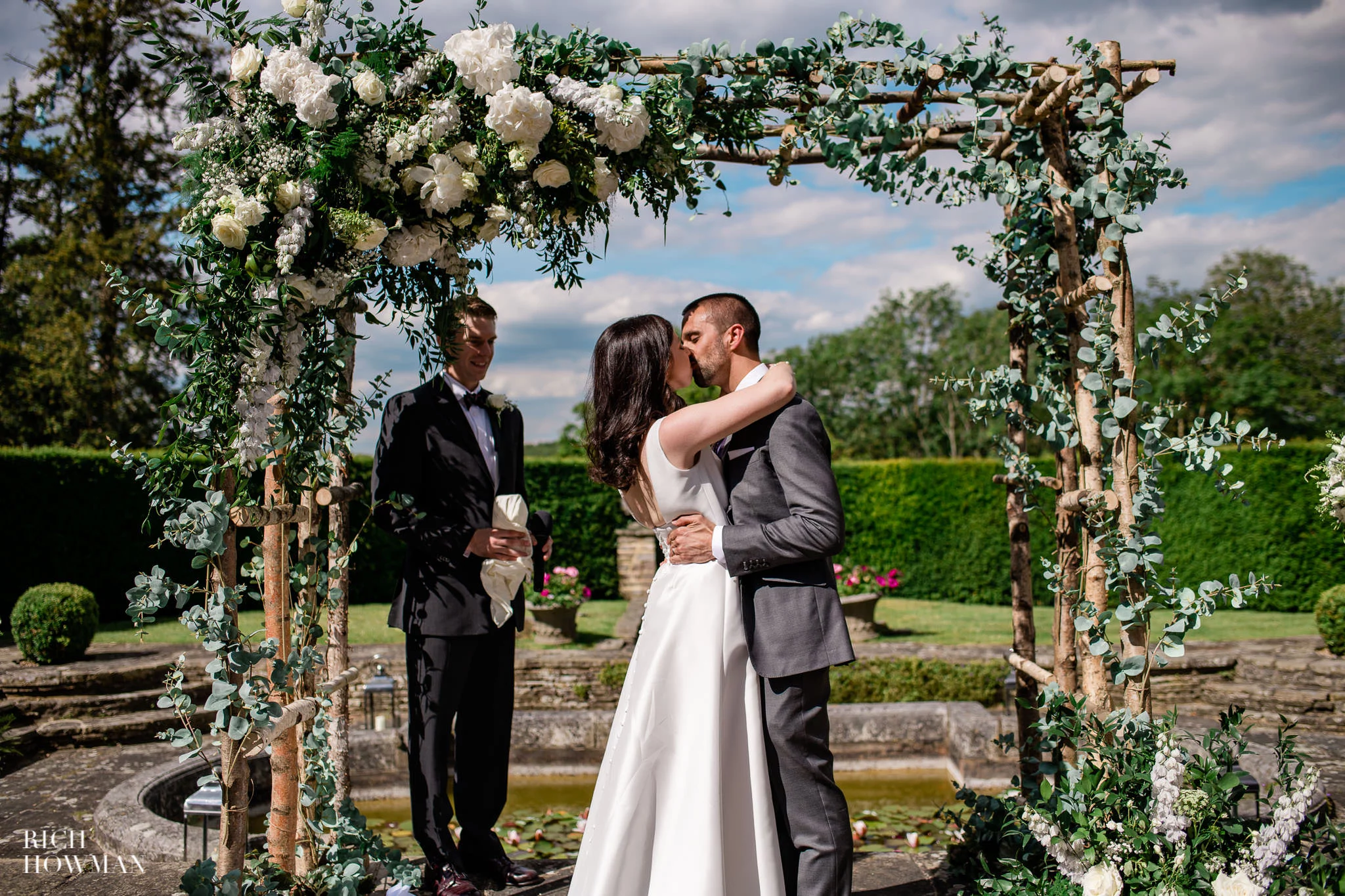 first kiss by hedsor house wedding photographer rich howman